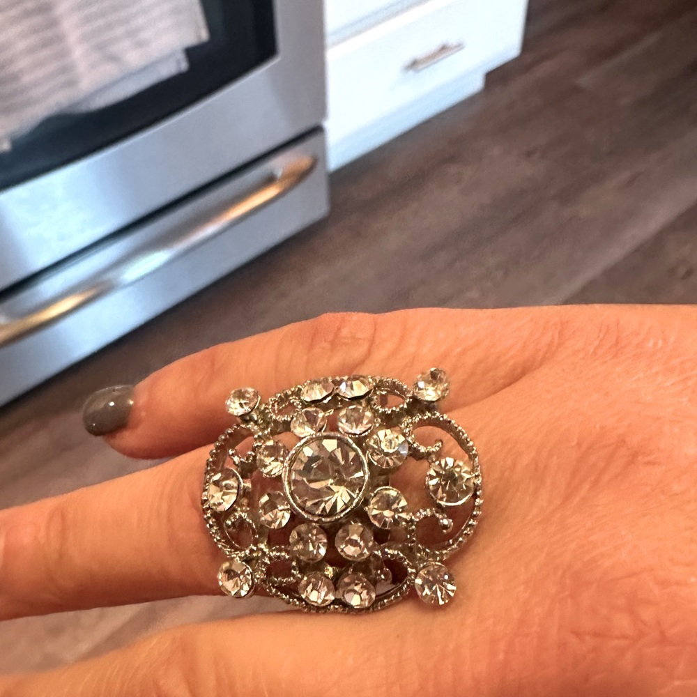 Very pretty Rhinestone Ring - Picture 2 of 6